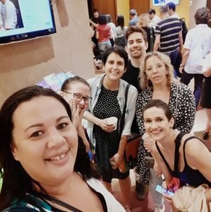 Lucélia, Camila, Paula, Alê, Joy e Lia em frente ao teatro Lucélia, Camila, Paula, Alê, Joy e Lia em frente ao teatro