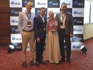 Sebastião Faria Jr., gerente de Educação Corporativa da MSD Saúde Animal, Luiz Ricardo, gerente da Academia de Vendas da Seguros Unimed, Joy Baena, CEO da La Gracia, e Ed Conde, consultor em efetividade do conhecimento. Sebastião Faria Jr., gerente de Educação Corporativa da MSD Saúde Animal, Luiz Ricardo, gerente da Academia de Vendas da Seguros Unimed, Joy Baena, CEO da La Gracia, e Ed Conde, consultor em efetividade do conhecimento.