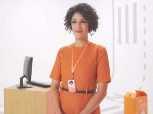 Para trazer empatia no atendimento nos cursos online, criou-se uma estética própria para os vídeos, tornando-os agradáveis e com a cara da empresa Para trazer empatia no atendimento nos cursos online, criou-se uma estética própria para os vídeos, tornando-os agradáveis e com a cara da empresa